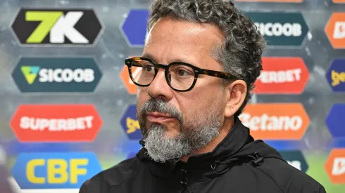 Cléber Xavier durante partida entre Santos e Internacional, na Vila Belmiro, pelo Brasileirão.