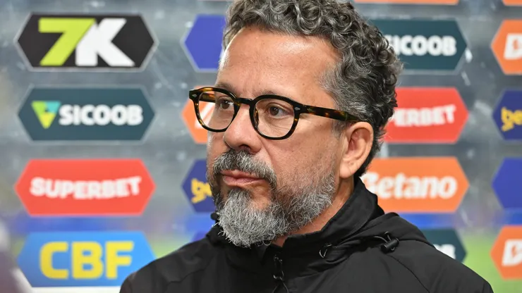 Cléber Xavier durante partida entre Santos e Internacional, na Vila Belmiro, pelo Brasileirão.