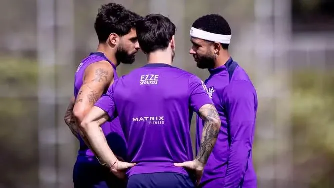 Yuri, Garro e Memphis conversando. Foto: Rodrigo Coca/Ag. Corinthians