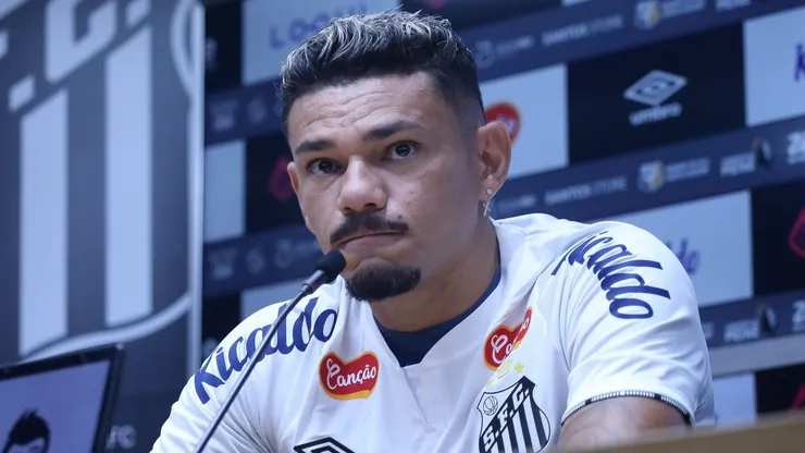 Santos quer negociar Tiquinho Soares na atual janela de transferência