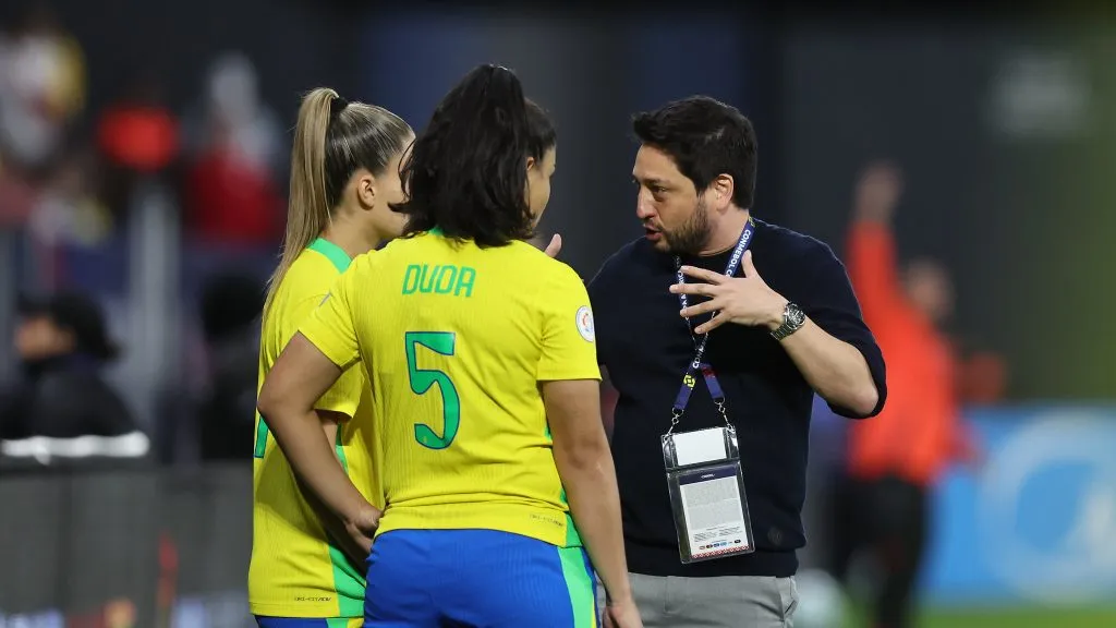 Arthur Elias e jogadoras do Brasil