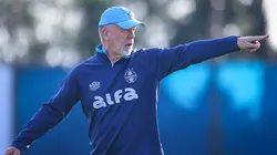 Mano Menezes comanda treino no CT Luiz Carvalho