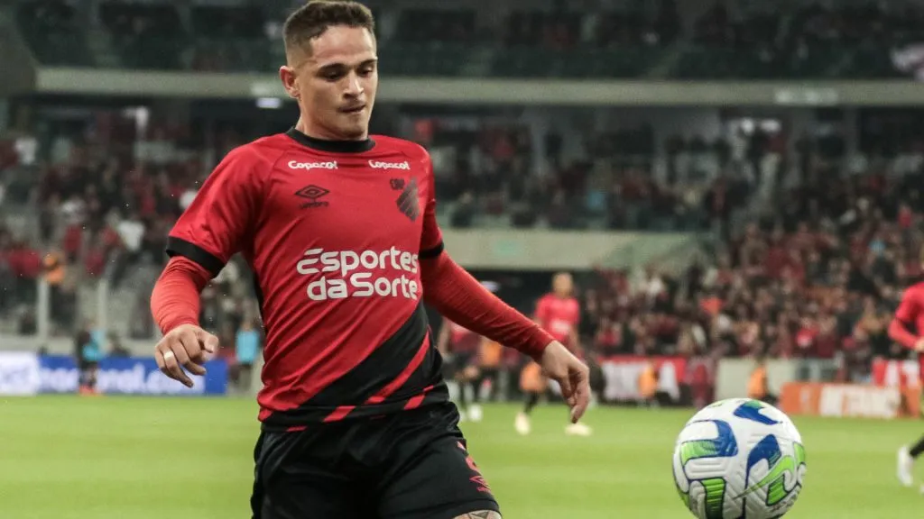 Khellven durante partida. Foto: Robson Mafra/AGIF