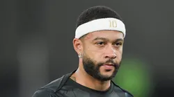 Memphis Depay antes da partida contra o Botafogo.