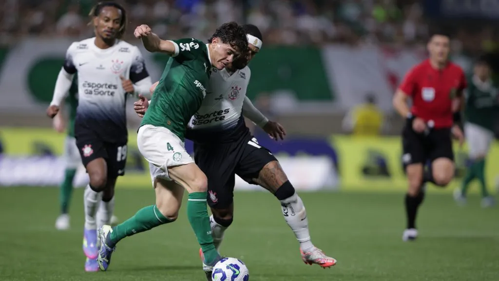 Giay e Depay durante o Dérbi Paulista disputado pelo Brasileirão – Foto: Ettore Chiereguini/AGIF