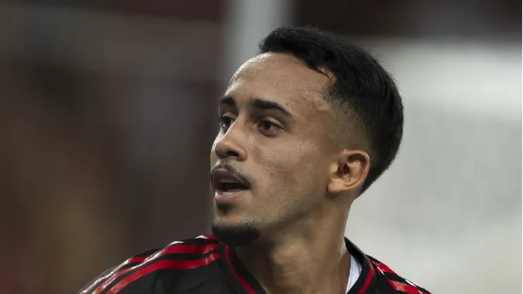 Matheus Gonçalves durante partida do Carioca 2025.