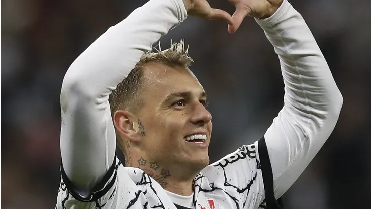 Róger Guedes em ação com a camisa do Corinthians.