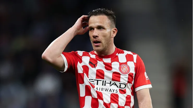 Arthur Melo em ação com a camisa do Girona (Photo by Judit Cartiel/Getty Images)