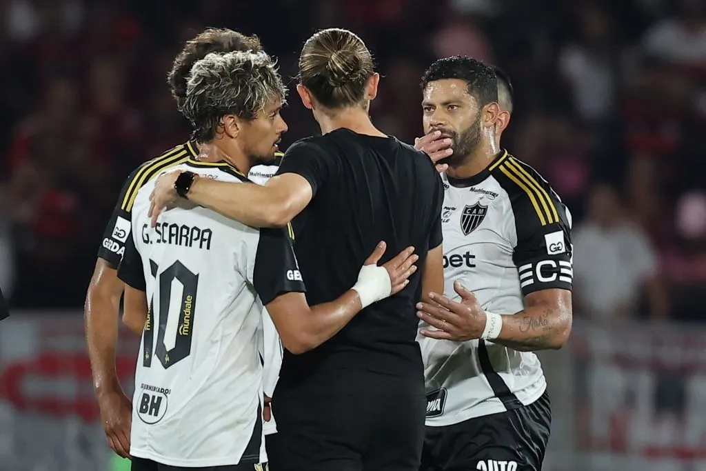 RIO DE JANEIRO, BRAZIL – JULY 27: Hulk of Atletico Mineiro greets Head coach Filipe Luis of Flamengo in the final of the match between Flamengo and Atletico Mineiro as part of Brasileirao 2025 at Maracana Stadium on July 27, 2025 in Rio de Janeiro, Brazil. (Photo by Wagner Meier/Getty Images)