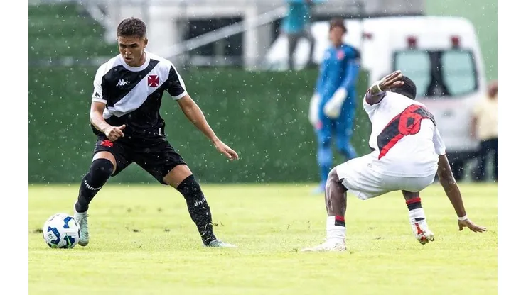 Paulinho em ação pela base do Vasco da Gama