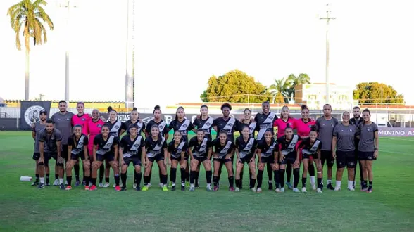 Elenco feminino do Mixto em campo
