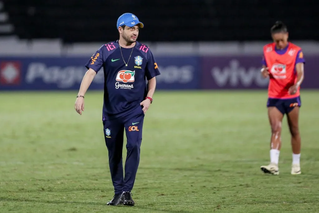 PE – RECIFE – 28/05/2024 – SELECAO BRASILEIRA, TREINO EM RECIFE – Arthur Elias tecnico da Selecao Brasileira Feminina durante treino no Estadio do Arruda em Recife (PE), nesta terca-feira (28). A equipe se prepara para enfrentar a Selecao Jamaicana em dois amistosos antes das Olimpiadas de Paris. Foto: Rafael Vieira/AGIF