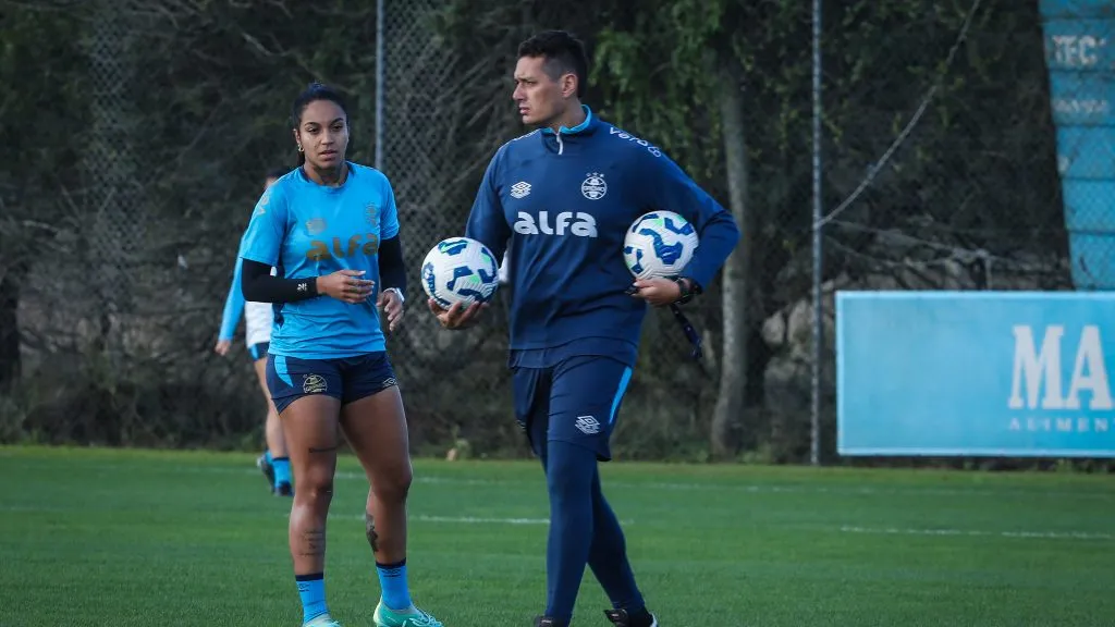 Cyro Leães treinador do Grêmio em treinamento