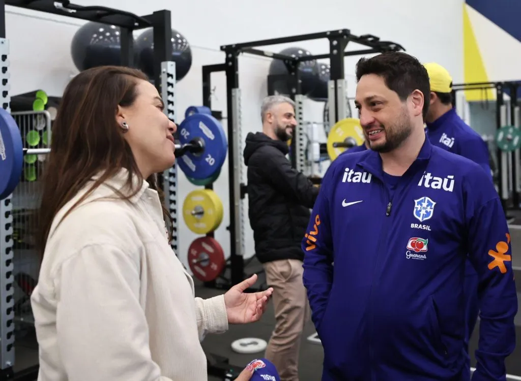 Arthur Elias e Camilla Orlando na integração entre categorias da Seleção Feminina. Foto: Lívia Villas Boas/CBF