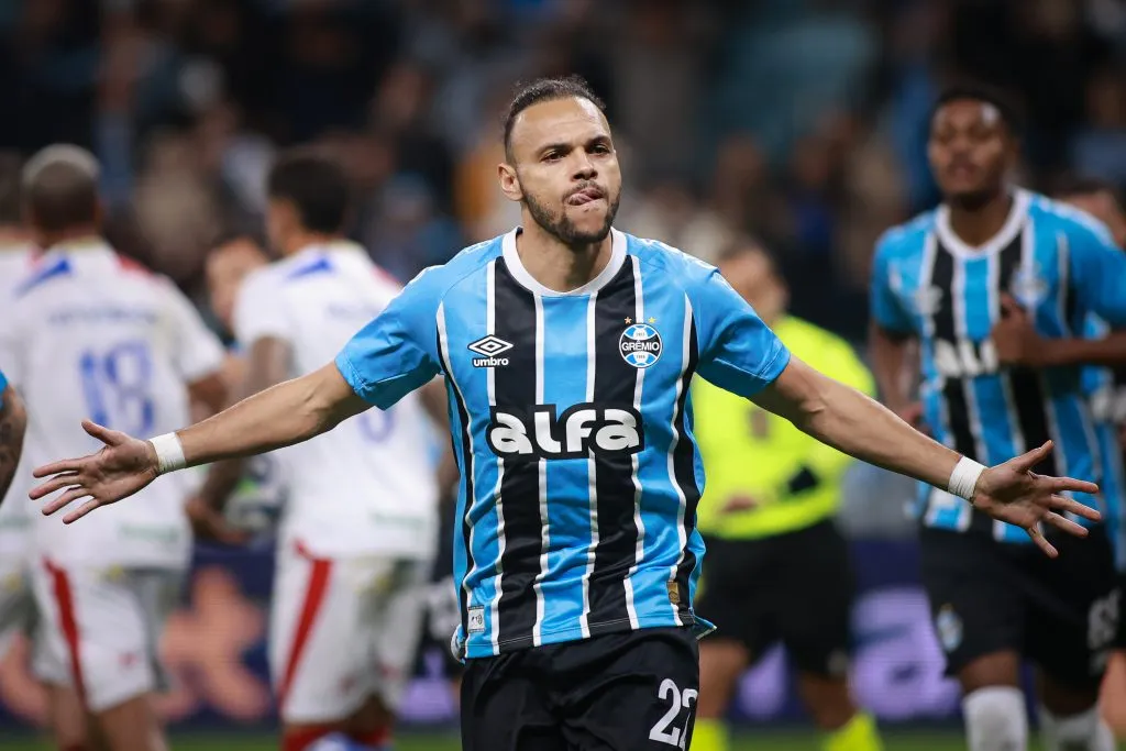 Martin Braithwaite marca duas vezes de pênalti e Grêmio vence o Fortaleza na Arena. Foto: Maxi Franzoi/AGIF