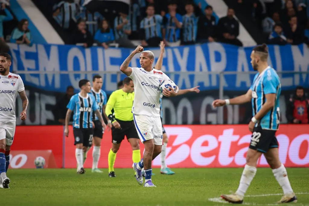 Deyverson marca, mas não evita derrota do Fortaleza para o Grêmio na Arena. Foto: Maxi Franzoi/AGIF