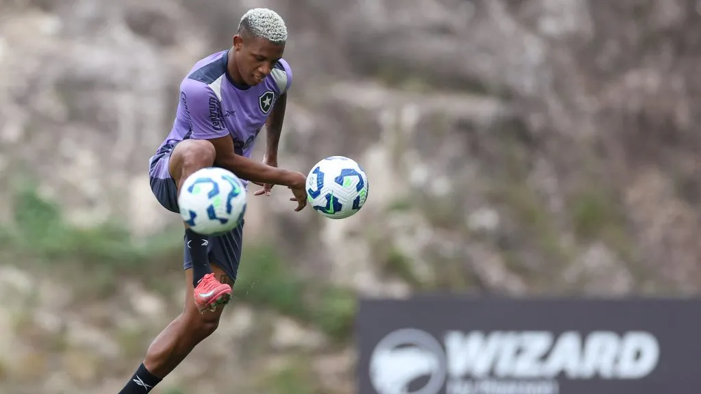Danilo em treino no CT do Botafogo – Foto: Vitor Silva/Botafogo.