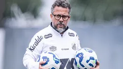 Cléber Xavier comanda treino no CT Rei Pelé