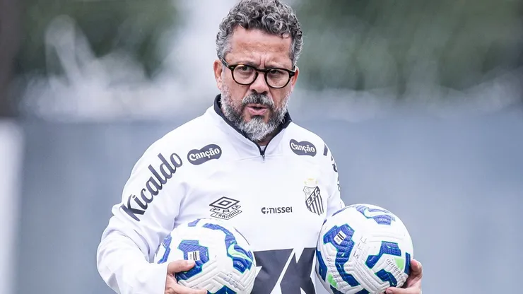 Cléber Xavier comanda treino no CT Rei Pelé