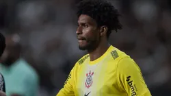 Hugo Souza durante partida entre Botafogo e Corinthians, no Estádio Nilton Santos, pelo Brasileirão.
