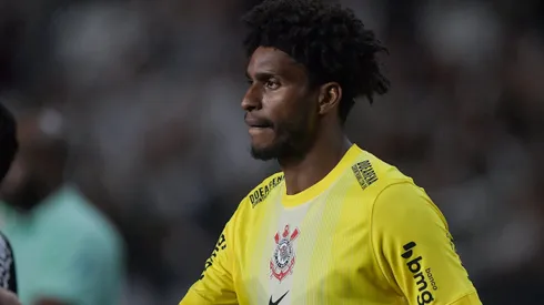 Hugo Souza durante partida entre Botafogo e Corinthians, no Estádio Nilton Santos, pelo Brasileirão.
