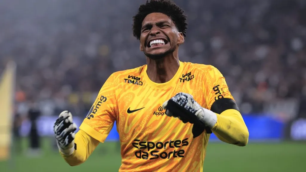 Hugo Souza comemorando. Foto: Ettore Chiereguini/AGIF