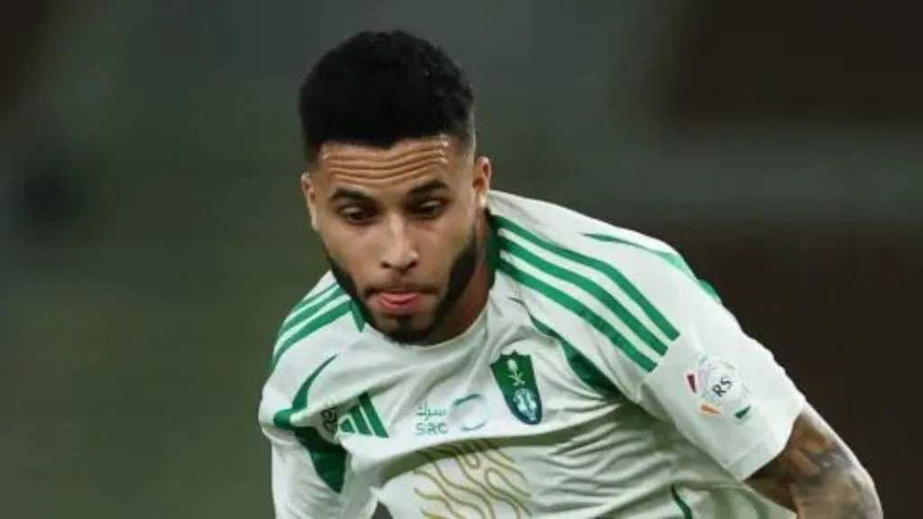 Contatado pelo Galo, Alexsander estava no Al Ahli – Foto: Reprodução/Getty Images