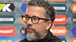 SP - SANTOS - 23/07/2025 - BRASILEIRO A 2025, SANTOS X INTERNACIONAL - Cleber Xavier tecnico do Santos durante partida contra o Internacional no estadio Vila Belmiro pelo campeonato Brasileiro A 2025.