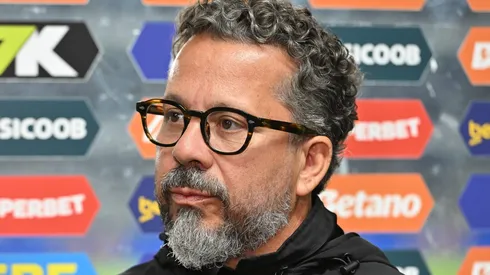 SP - SANTOS - 23/07/2025 - BRASILEIRO A 2025, SANTOS X INTERNACIONAL - Cleber Xavier tecnico do Santos durante partida contra o Internacional no estadio Vila Belmiro pelo campeonato Brasileiro A 2025.