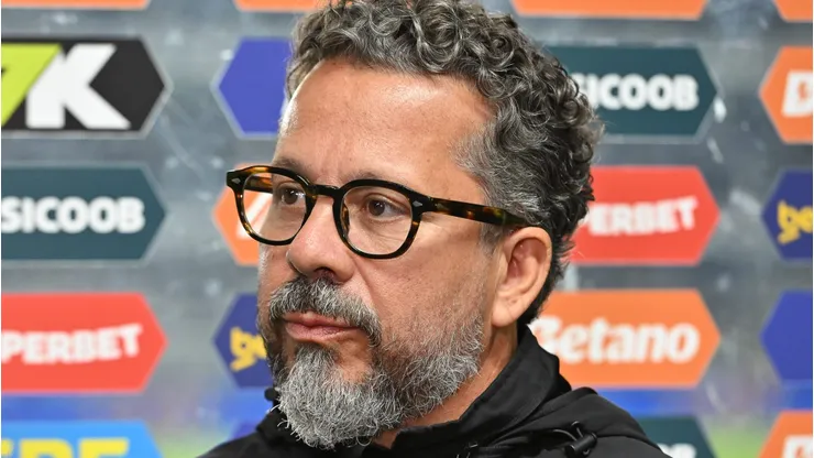 SP - SANTOS - 23/07/2025 - BRASILEIRO A 2025, SANTOS X INTERNACIONAL - Cleber Xavier tecnico do Santos durante partida contra o Internacional no estadio Vila Belmiro pelo campeonato Brasileiro A 2025.