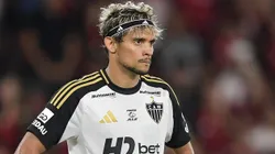 Gustavo Scarpa durante partida entre Flamengo e Atlético, no Maracanã, pelo Brasileirão.