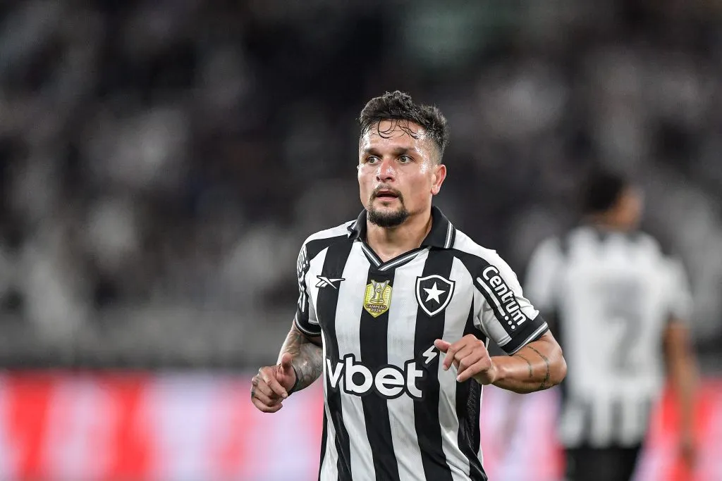 RJ – RIO DE JANEIRO – 29/07/2025 – COPA DO BRASIL 2025, BOTAFOGO X BRAGANTINO – Artur jogador do Botafogo durante partida contra o Bragantino no estadio Engenhao pelo campeonato Copa Do Brasil 2025. Foto: Thiago Ribeiro/AGIF