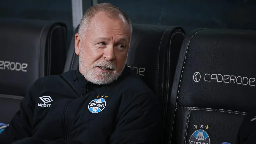 Mano Menezes no banco de reservas durante Grêmio x Fortaleza – Foto: Maxi Franzoi/AGIF