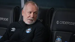 Mano Menezes no banco de reservas durante Grêmio x Fortaleza - Foto: Maxi Franzoi/AGIF