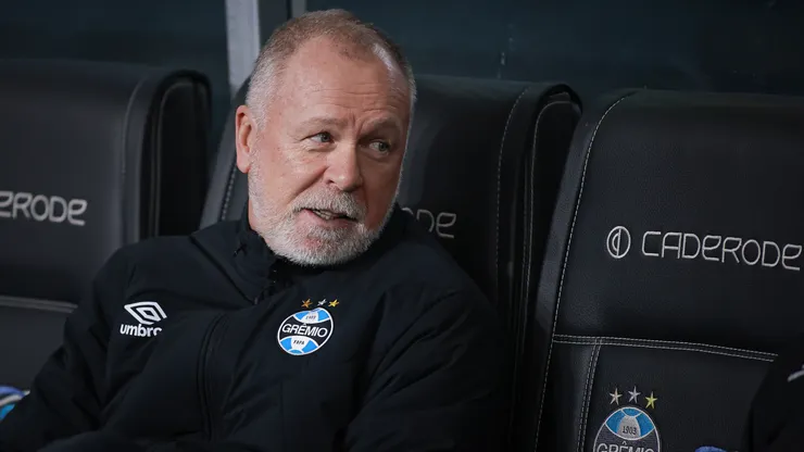 Mano Menezes no banco de reservas durante Grêmio x Fortaleza - Foto: Maxi Franzoi/AGIF