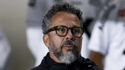 Cléber Xavier no banco de reservas da Vila Belmiro. - AGIF