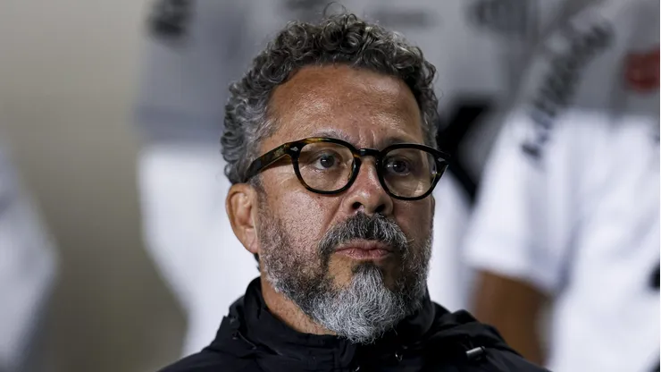 Cléber Xavier no banco de reservas da Vila Belmiro. - AGIF