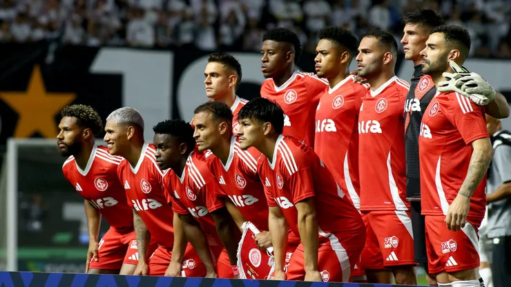 Titulares do Internacional perfilados. Foto: Mauricio De Souza/AGIF.