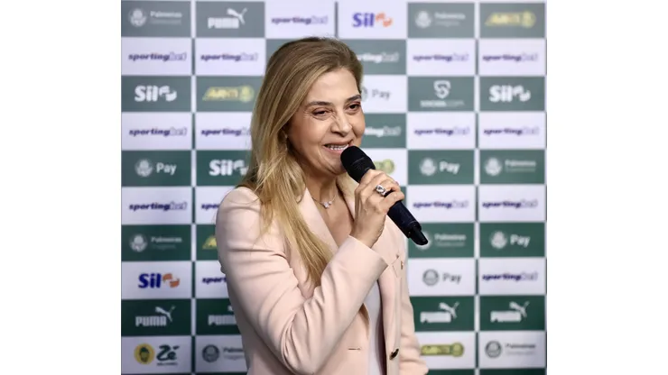 SP - SAO PAULO - 14/01/2025 - PALMEIRAS, APRESENTACAO FACUNDO TORRES - O dirigente Leila Pereira fala aos jornalistas durante apresentacao oficial de Facundo Torres como jogador do Palmeiras em coletiva de imprensa realizada no CT Academia de Futebol. Foto: Marcello Zambrana/AGIF