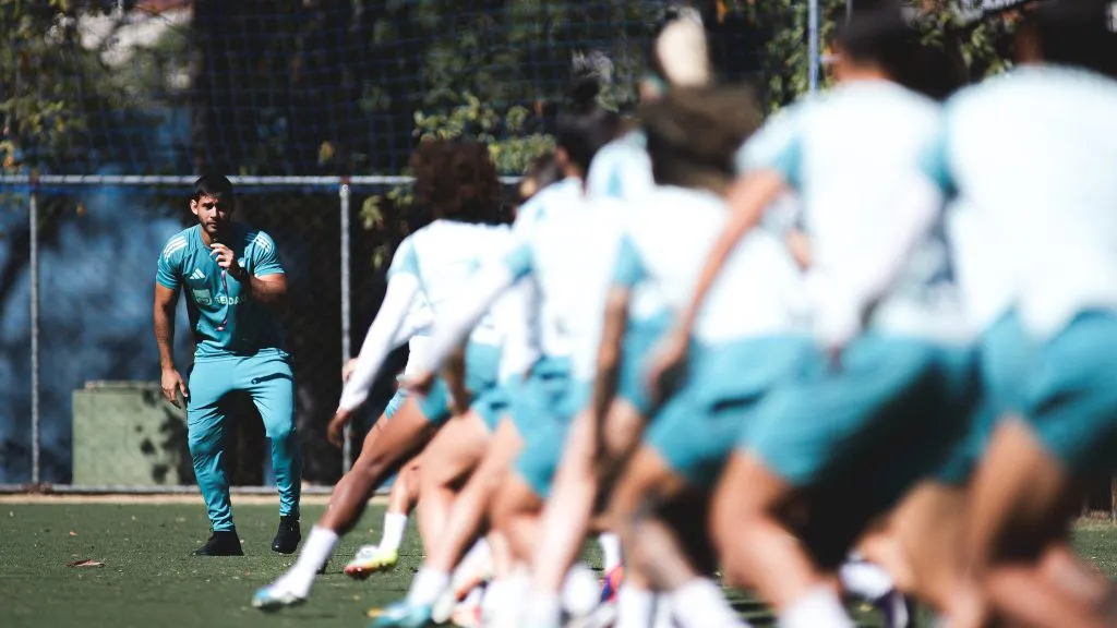 Elenco feminino do Cruzeiro em treinamento