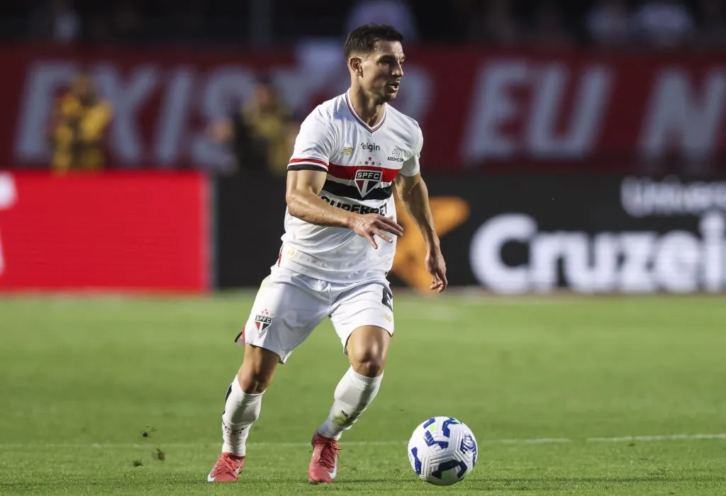 O Tricolor conta apenas com Cédric como opção titular (Photo by Alexandre Schneider/Getty Images)