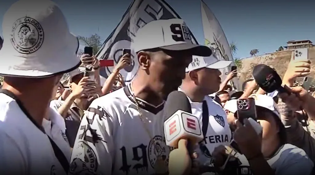 Torcedores cobraram jogadores de forma pacífica. (Reprodução/ Espn)