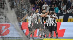 Jogadores do Botafogo comemoram gol marcado diante do RB Bragantino. Foto: Thiago Ribeiro/AGIF.