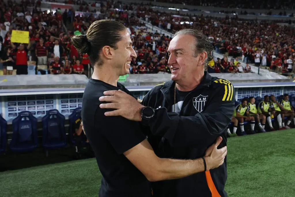 Filipe Luís e Cuca se abraçando antes do jogo entre Flamengo e Atlético pelo Brasileirão no último final de semana. (Photo by Wagner Meier/Getty Images)