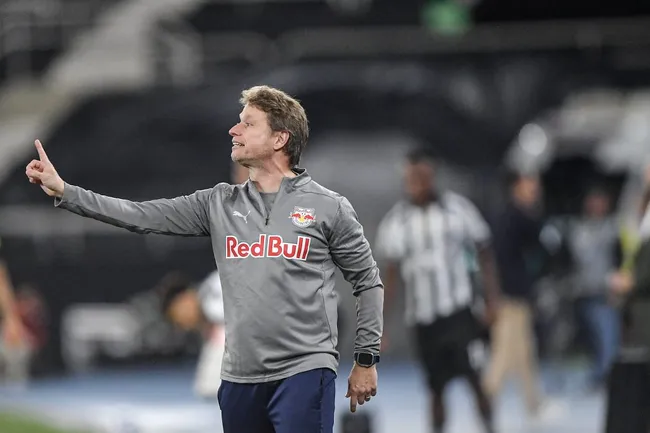 Fernando Seabra técnico do Bragantino durante partida contra o Botafogo – Foto: Thiago Ribeiro/AGIF