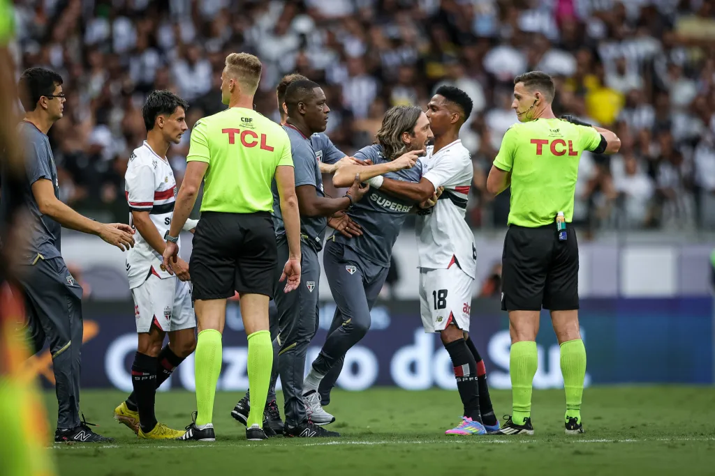 Ramon ganhou notoriedade junto à torcida são-paulina após um duelo tenso contra o Atlético–MG no Brasileirão deste ano. Na ocasião, o então técnico Luis Zubeldía foi expulso após protestar veementemente contra a arbitragem. Foto: Pedro Souza/Atlético