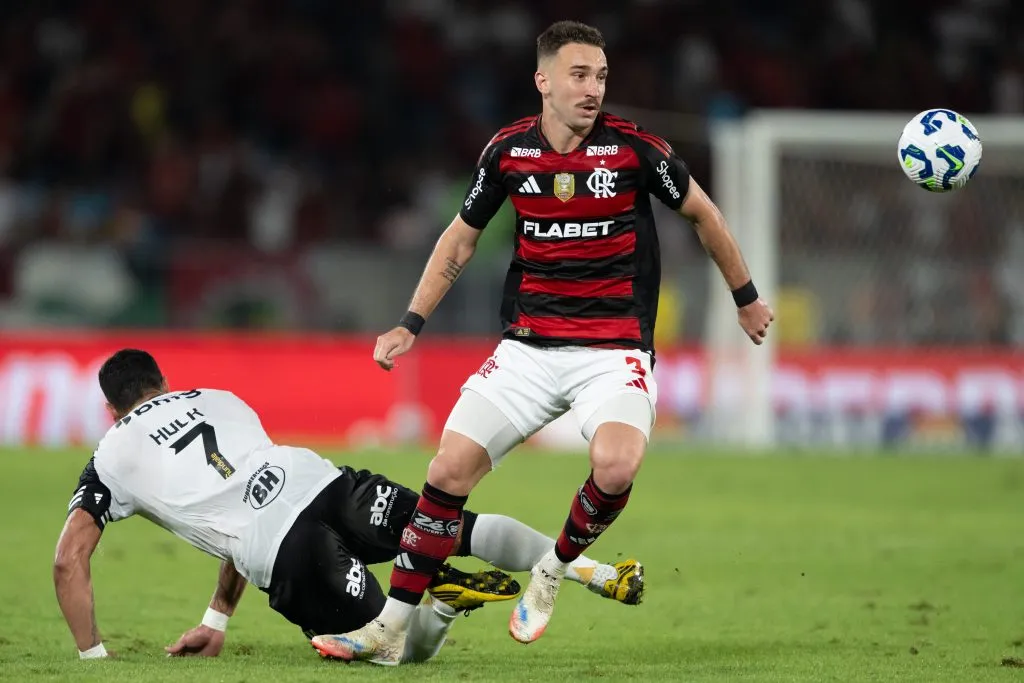 Leo Ortiz jogador do Flamengo disputa lance com Hulk jogador do Atletico-MG durante partida no estadio Maracana pelo campeonato Brasileiro A 2025. Foto: Jorge Rodrigues/AGIF