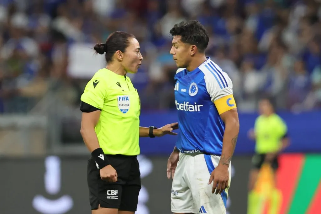 Lucas Romero foi um dos vários atletas do Cruzeiro na bronca com Edina contra o CRB – Foto: Gilson Lobo/AGIF