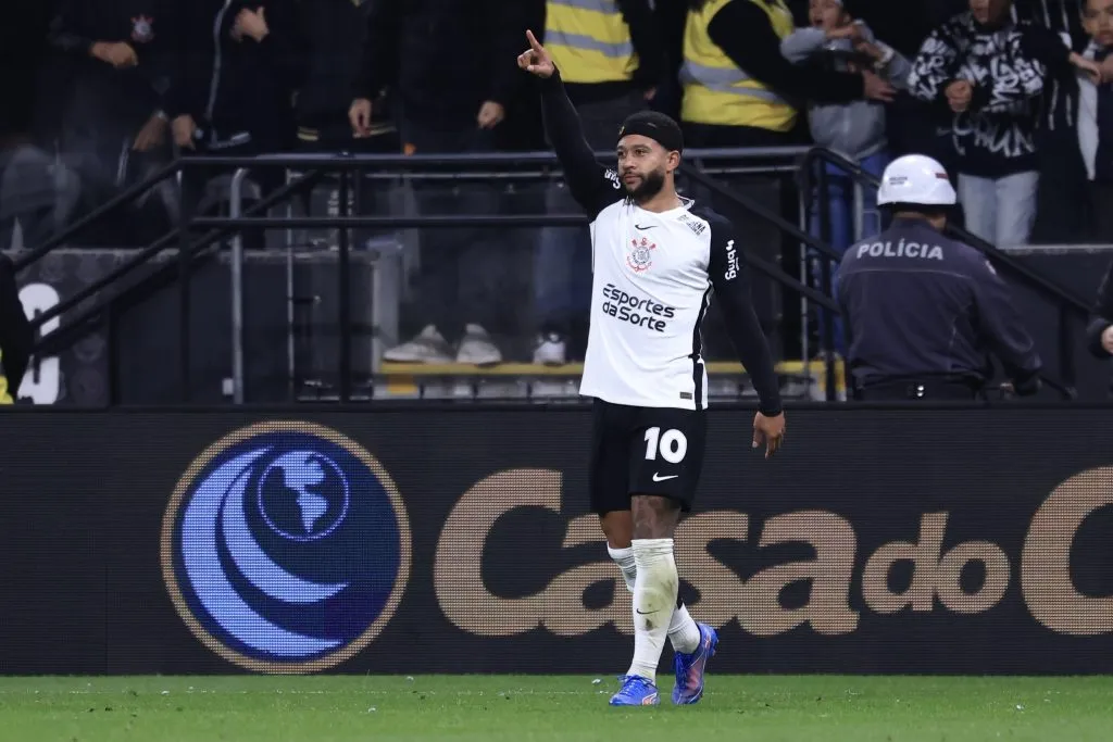 Memphis Depay marcou o único gol do Corinthians contra o Palmeiras. Foto: Marcello Zambrana/AGIF