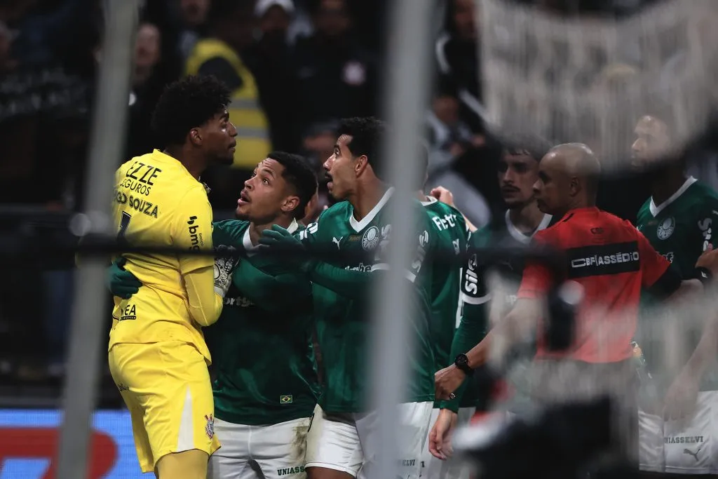 Torcida ferveu após Hugo Souza questionar comemoração de Maurício - Foto: Ettore Chiereguini/AGIF.